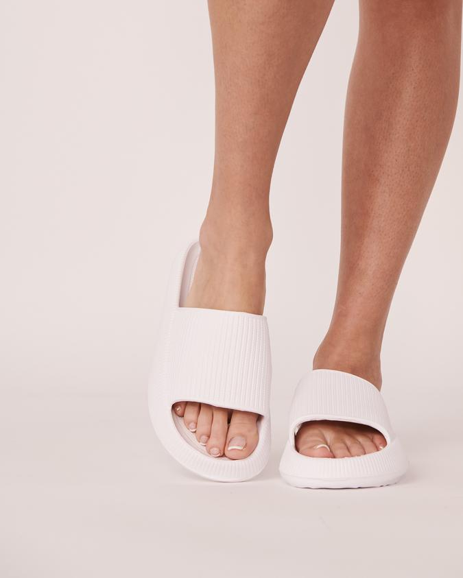 la Vie en Rose Women’s White Slip-on Sandal Style Slippers