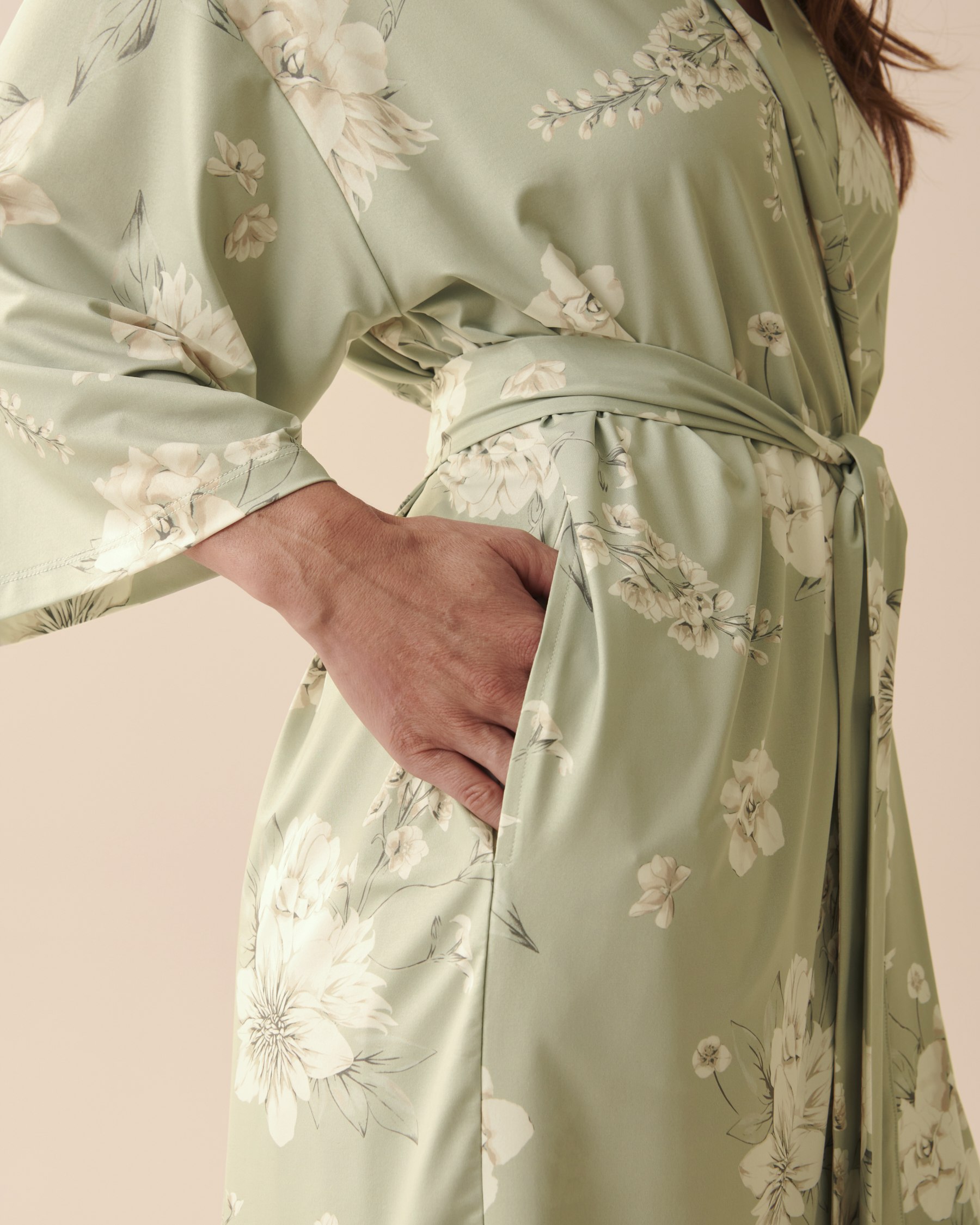 la Vie en Rose Women’s White Bouquet Recycled Fibers Floral Kimono