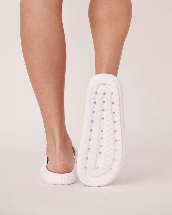 la Vie en Rose Women’s White Slip-on Sandal Style Slippers