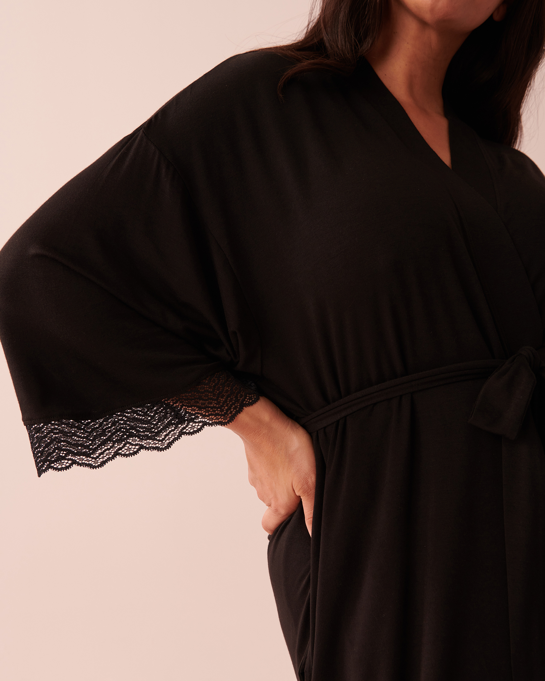 la Vie en Rose Women’s Black Beauty Soft Jersey Lace Trim Kimono