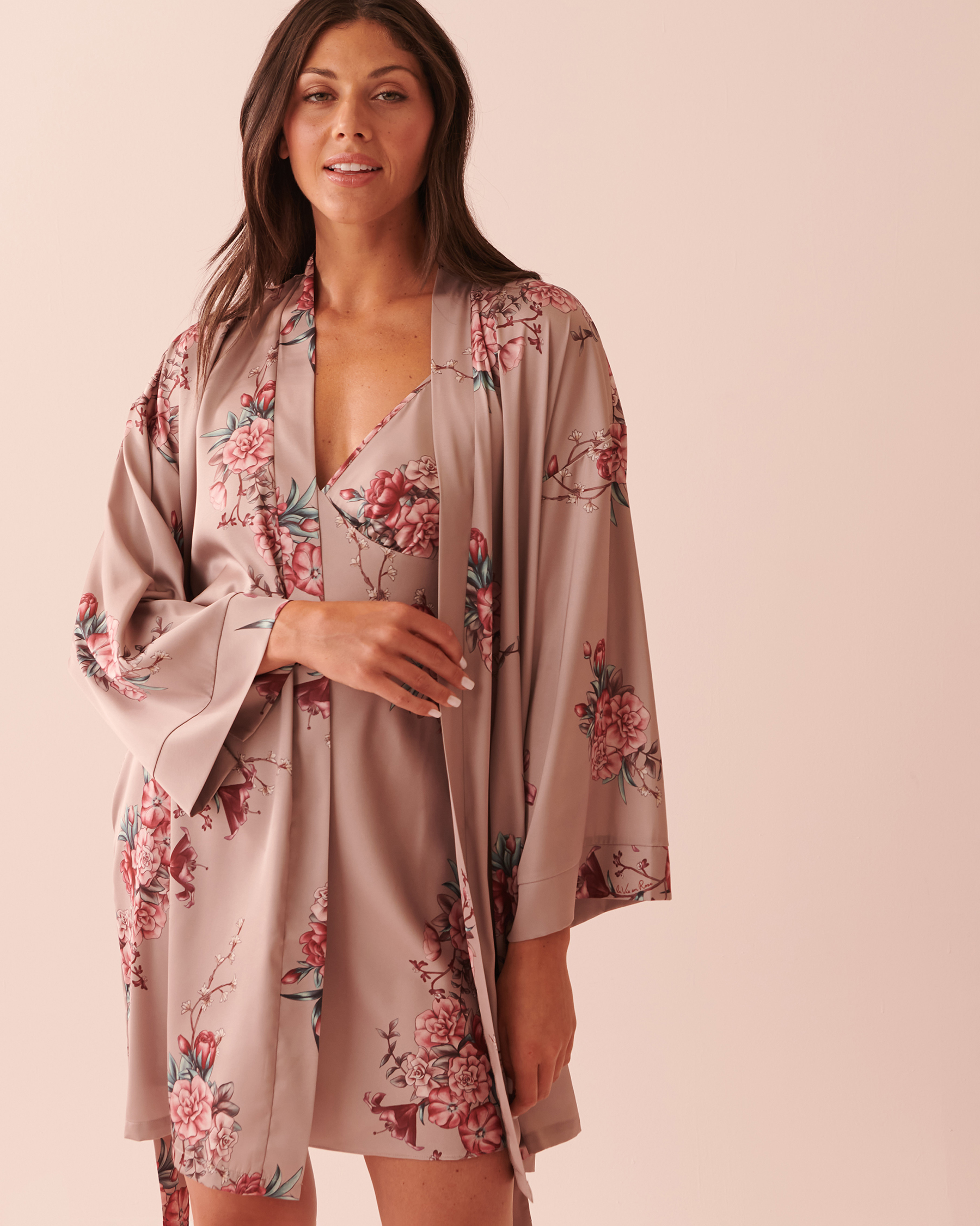 la Vie en Rose Women’s AUTUMN FLORAL BREEZE Maxi Lenght Satin Kimono