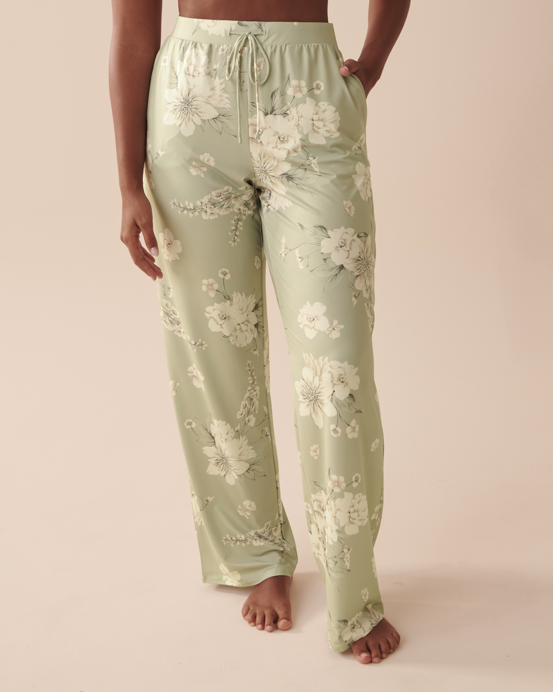 la Vie en Rose Women’s White Bouquet Recycled Fibers Floral Pajama Pants