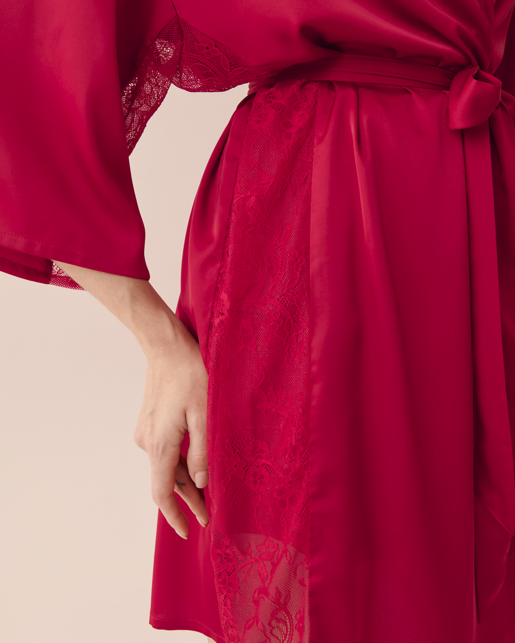 la Vie en Rose Women’s Jingle Red Satin and Lace Kimono