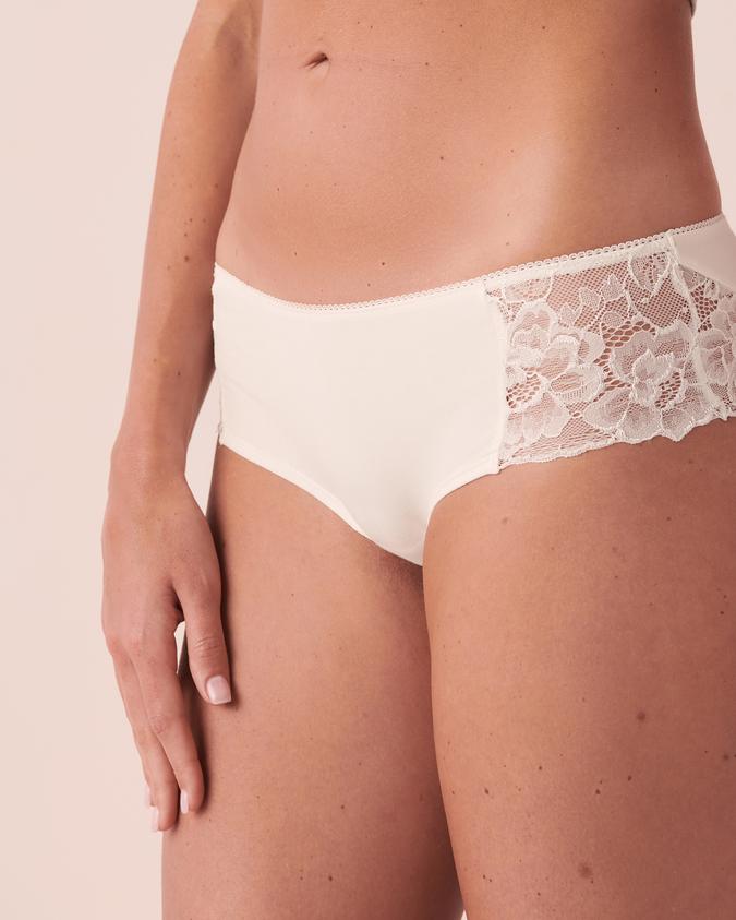 la Vie en Rose Women’s White Cotton and Scalloped Lace Detail Hiphugger Panty