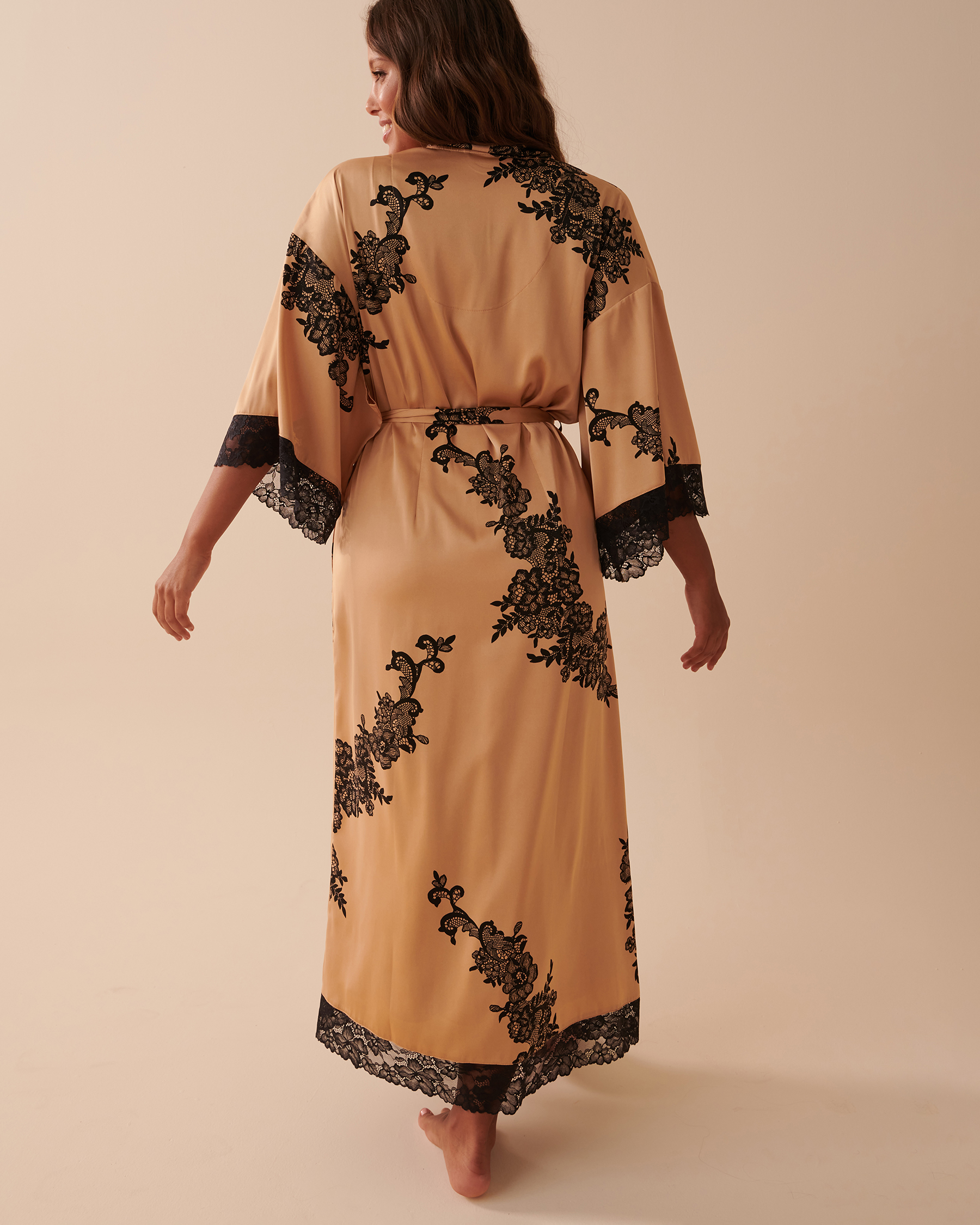 la Vie en Rose Women’s Floral Caramel Long Satin Kimono